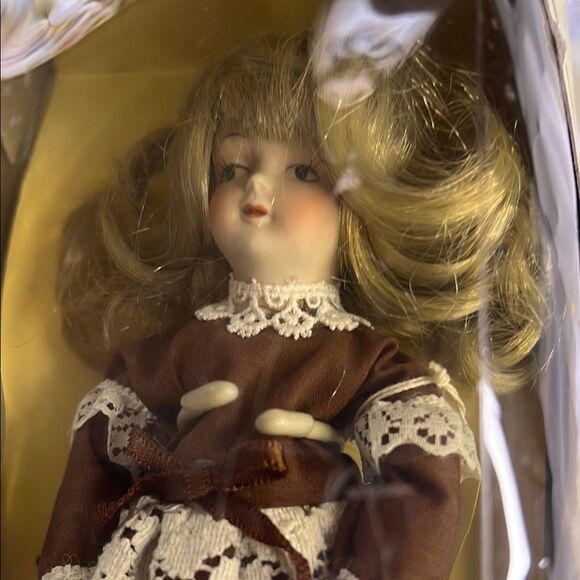 Vintage The Porcelain Collection  International Series  All 4 Dolls included - Picture 15 of 16